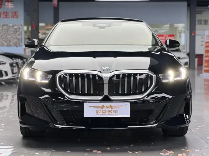 BMW 5 Series 2025 Model 530Li Exclusive Model M Sports Set – фото 2