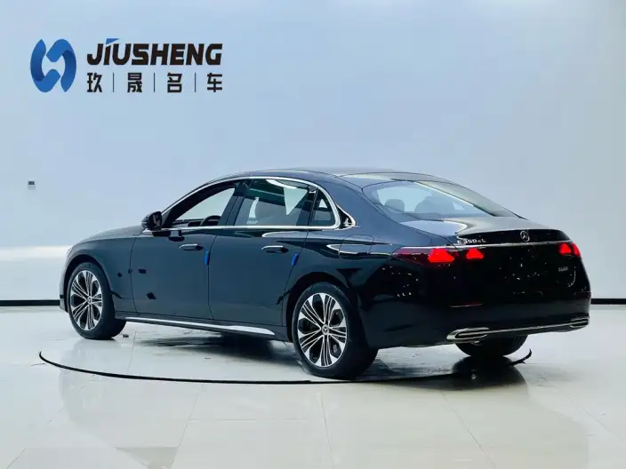 Mercedes-Benz E-Class PHEV 2024 Model E 350 e L sedan – фото 4