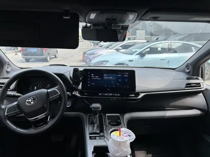 Toyota Sienna 2023 Model Facelift Hybrid 2.5L Platinum edition – фото 5