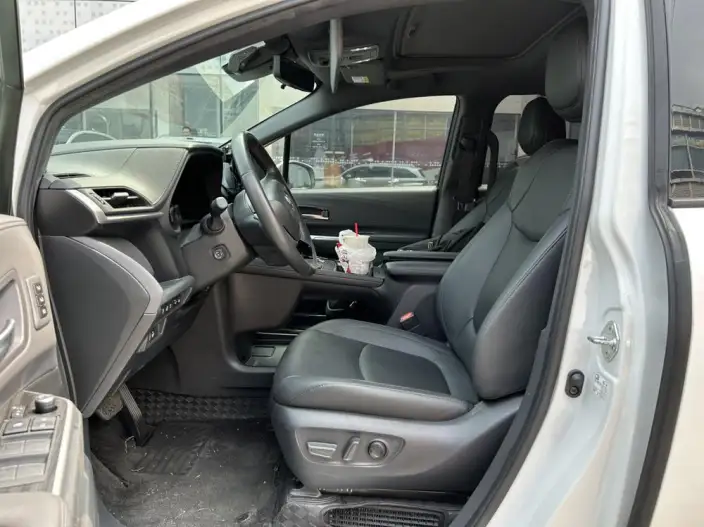 Toyota Sienna 2023 Model Facelift Hybrid 2.5L Platinum edition – фото 9