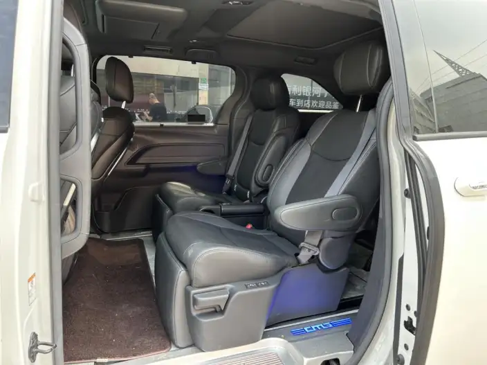 Toyota Sienna 2023 Model Facelift Hybrid 2.5L Platinum edition – фото 10
