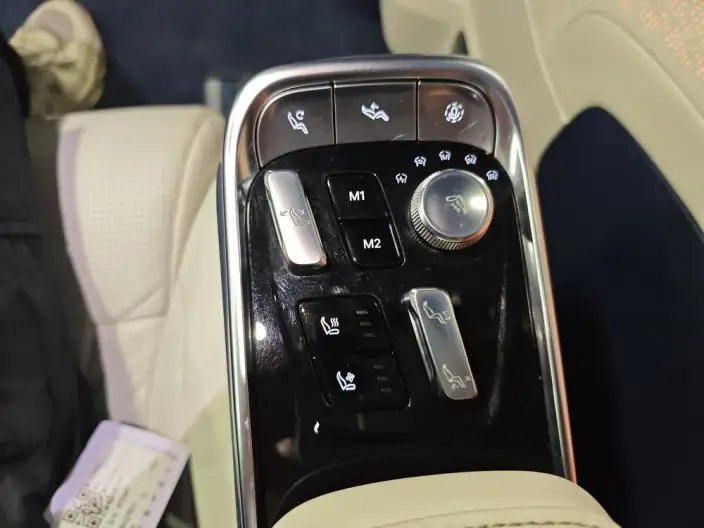 ZEEKR 009 2024 Model VI seat Executive Edition 4WD 108kWh – фото 21