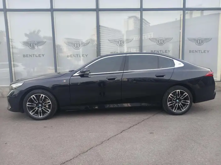 BMW 5 Series 2025 Model 530Li Leading Model M Sports Set – фото 3