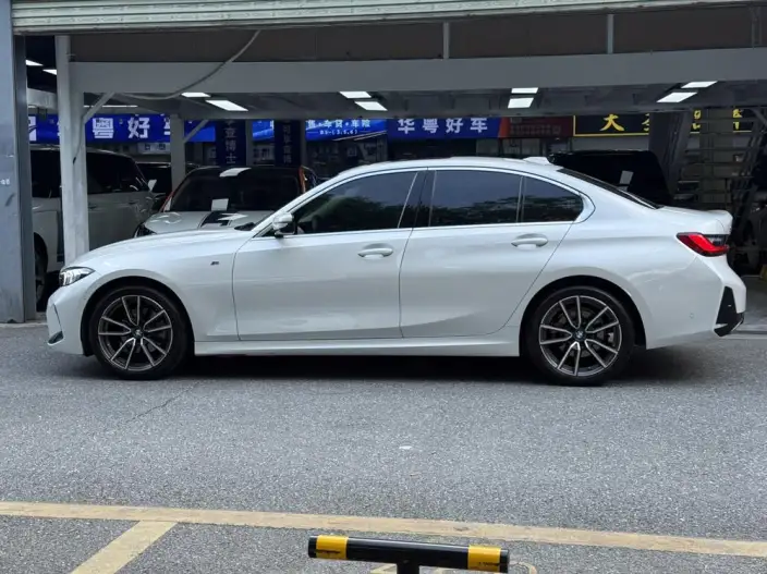 BMW 3 Series 2025 Model 325i M Sports Set – фото 4