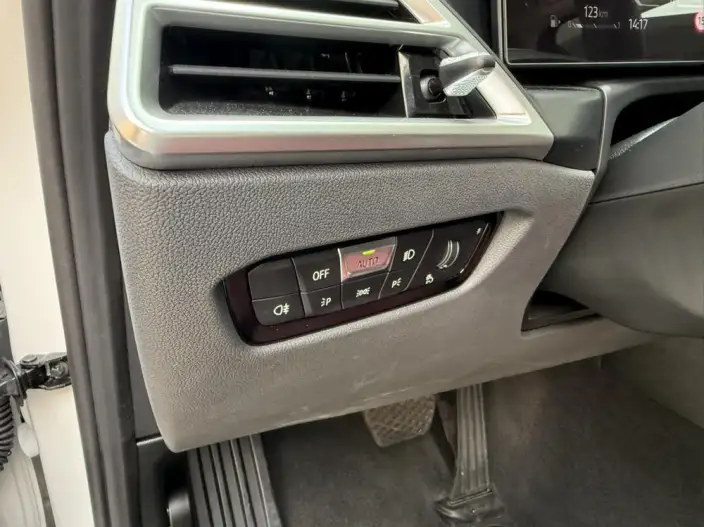 BMW 3 Series 2025 Model 325i M Sports Set – фото 20