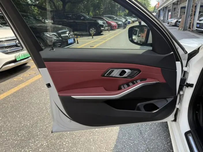 BMW 3 Series 2025 Model 325i M Sports Set – фото 25