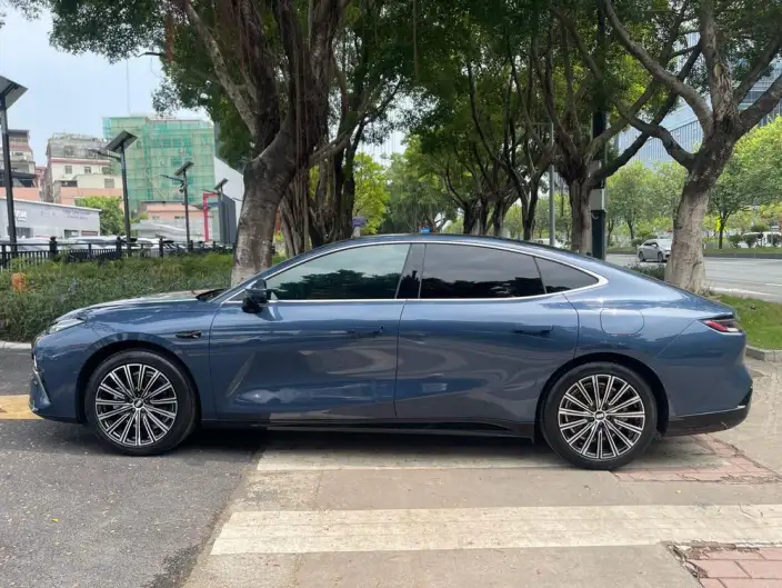 Geely Galaxy E8 PHEV 2025 Model 130km EM-i Ultimate Edition – фото 4