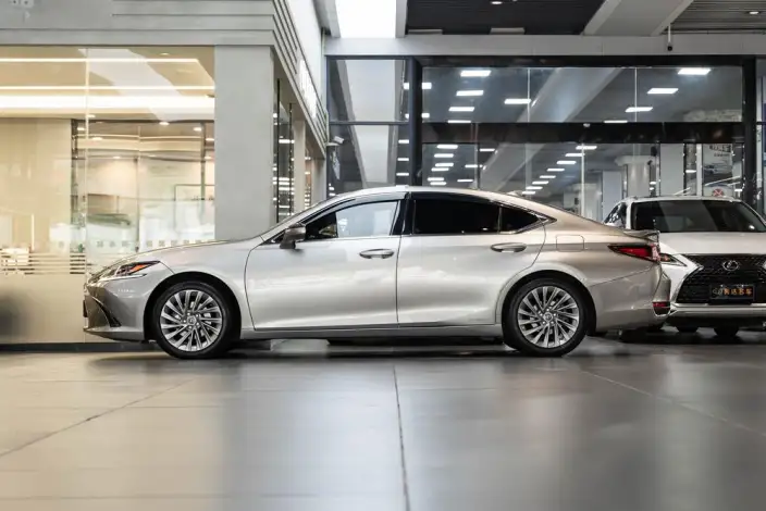 Lexus ES 2020 Model 300h Executive Edition China VI – фото 3