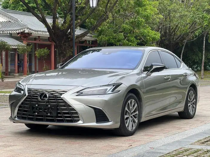 Lexus ES 2025 Model 300h Premium – фото 1