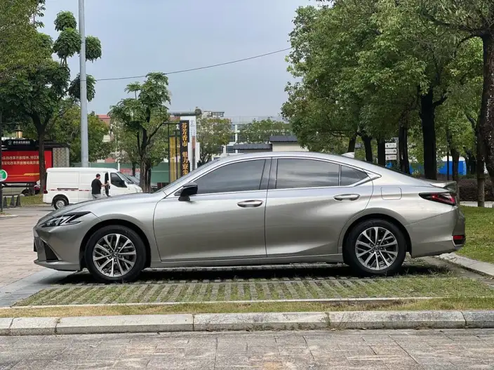Lexus ES 2025 Model 300h Premium – фото 4