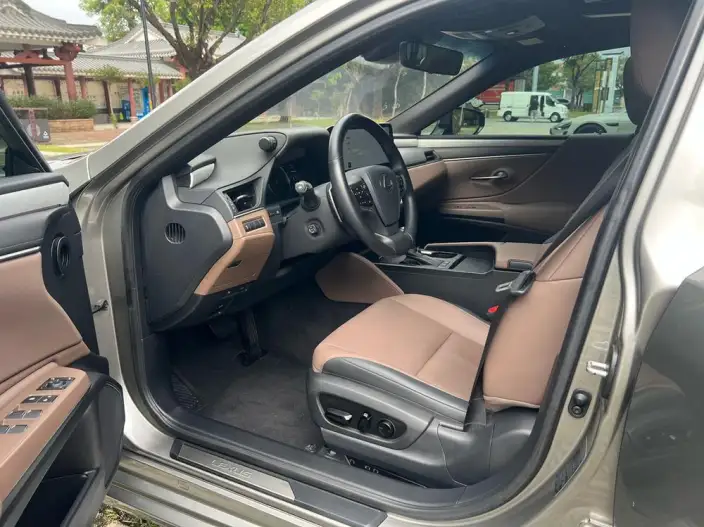 Lexus ES 2025 Model 300h Premium – фото 19