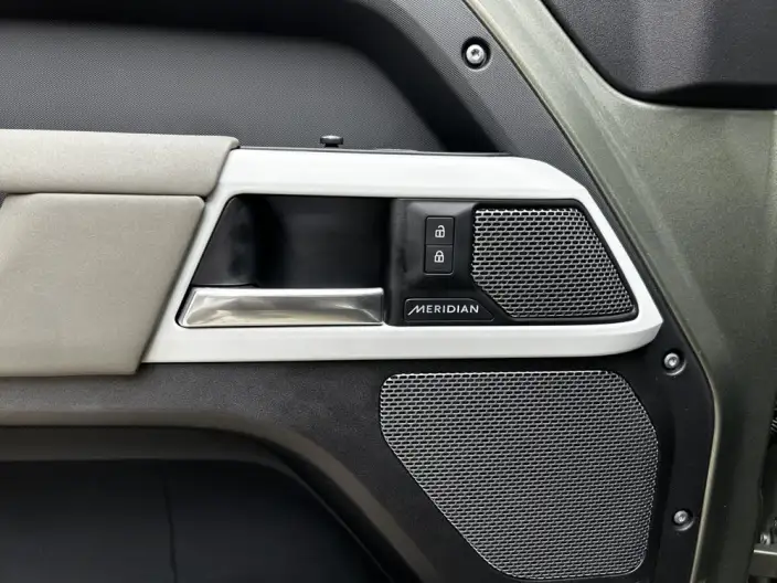 Land Rover Defender 2020 Model 110 P400 SE – фото 9