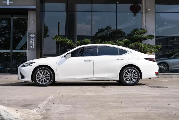 Lexus ES 2025 Model 300h Premium – фото 3