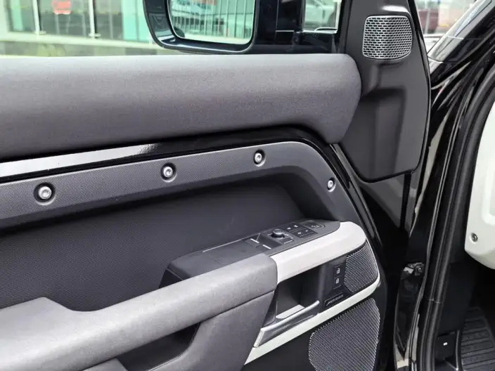 Land Rover Defender 2023 Model 90 3.0T P400 XS – фото 9