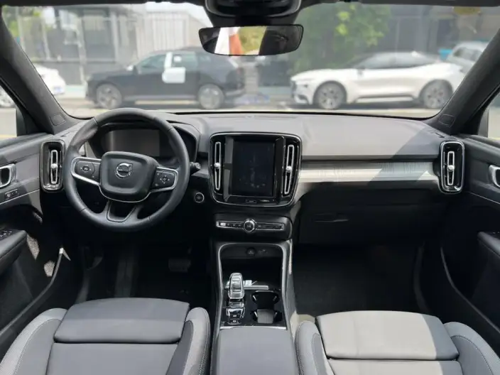 Volvo XC40 2025 Model B3 Smart Range Deluxe Edition – фото 7