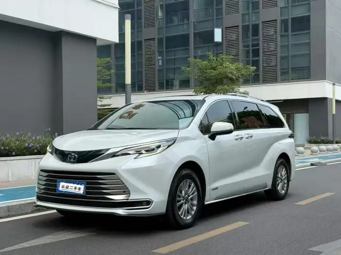 Toyota Sienna 2021 Model 2.5L Hybrid Deluxe Edition – фото 1