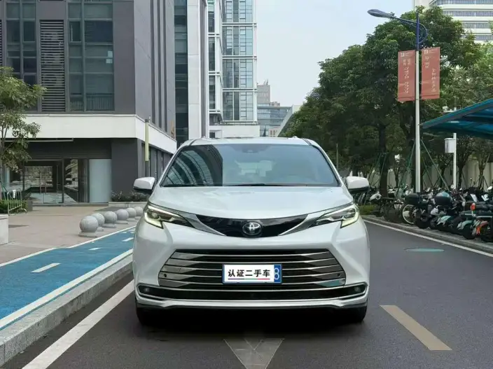 Toyota Sienna 2021 Model 2.5L Hybrid Deluxe Edition – фото 2