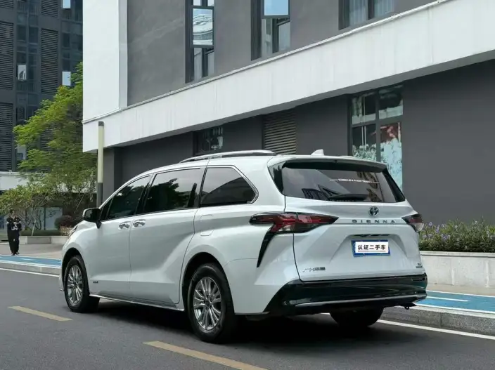 Toyota Sienna 2021 Model 2.5L Hybrid Deluxe Edition – фото 3