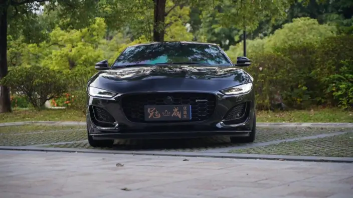 Jaguar F-TYPE 2023 Model P300 Hardtop Edition R-DYNAMIC BLACK – фото 2