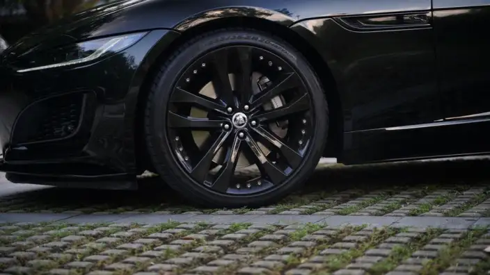 Jaguar F-TYPE 2023 Model P300 Hardtop Edition R-DYNAMIC BLACK – фото 9