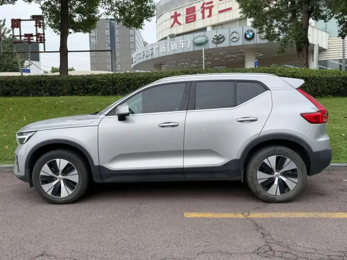 Volvo XC40 2024 Model B3 Smart Range Deluxe Edition – фото 3