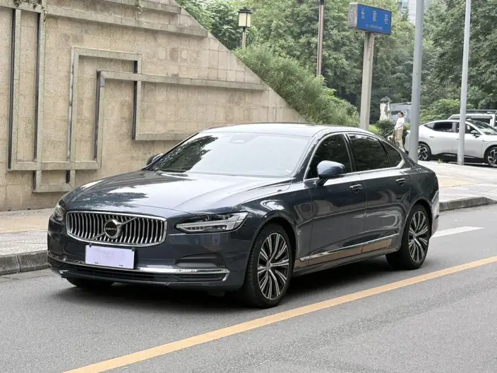 Volvo S90 2023 Model B5 Smart Range Deluxe Edition – фото 1