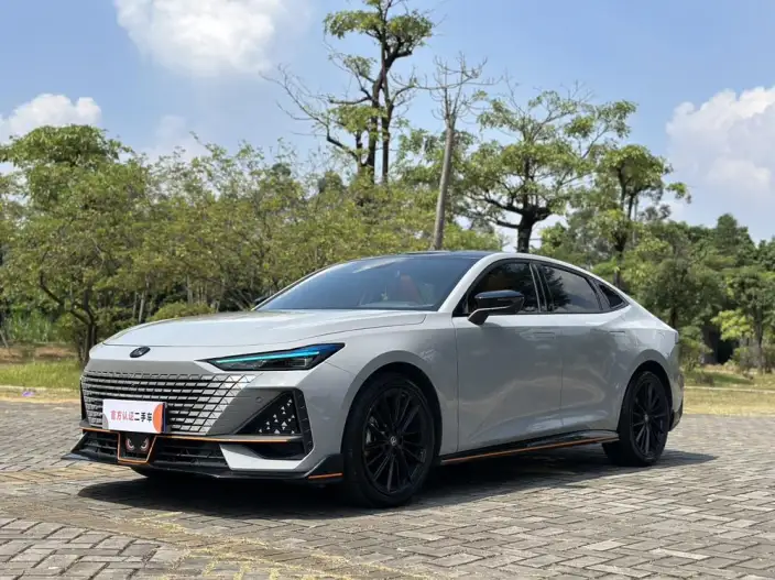 Changan UNI-V 2023 Model 1.5T Sports Edition – фото 1