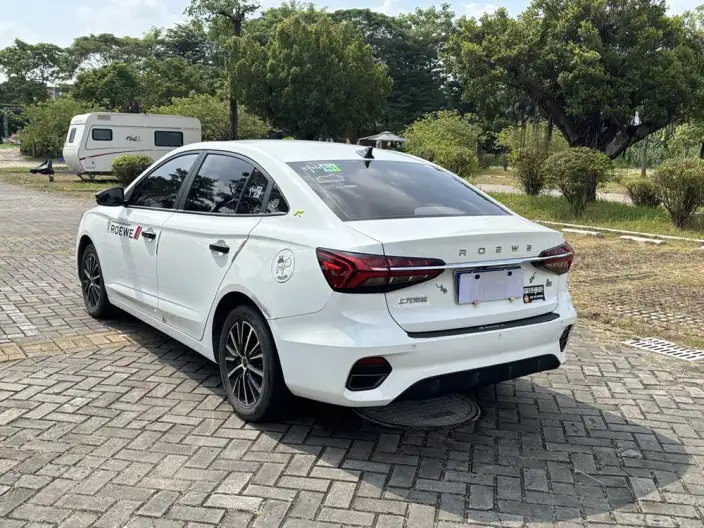 Roewe i5 2021 Model 1.5L Manual Diamond Edition – фото 5