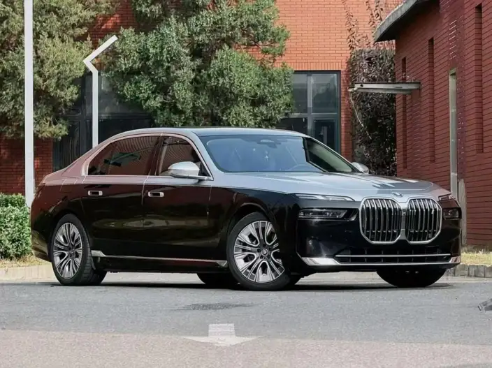 BMW i7 2023 Model eDrive50L Leading Model Luxury Set – фото 3