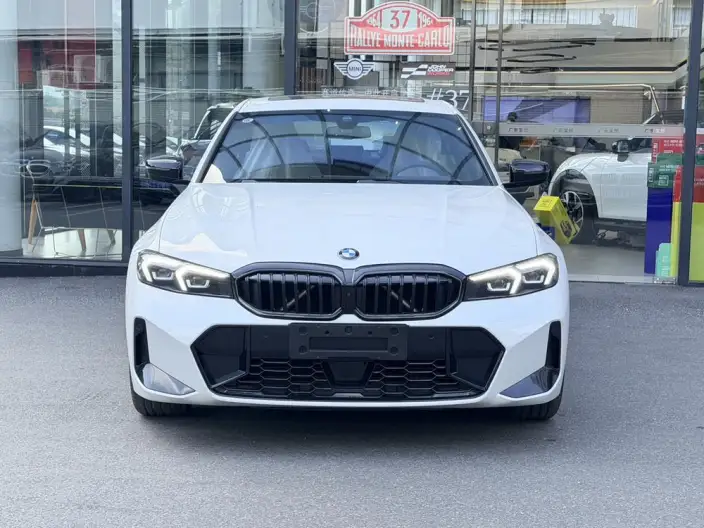 BMW 3 Series 2026 Model 330i M Sports Night Set – фото 2