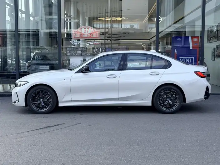 BMW 3 Series 2026 Model 330i M Sports Night Set – фото 3