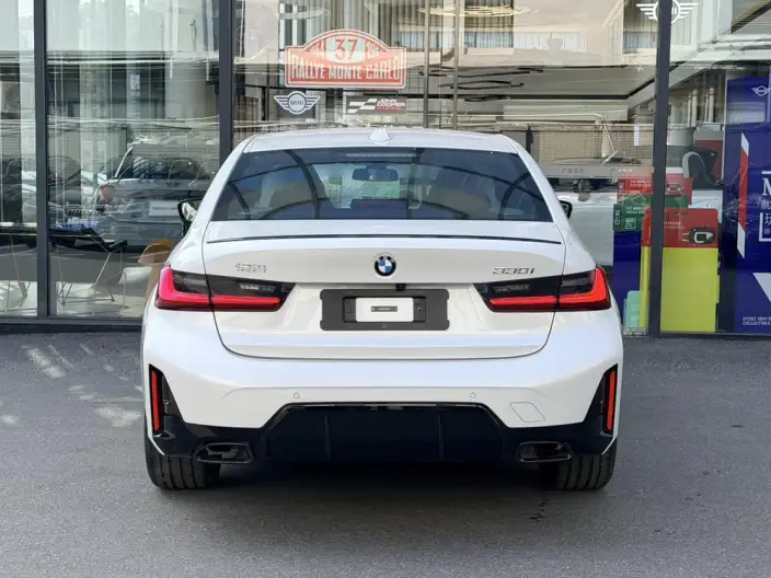 BMW 3 Series 2026 Model 330i M Sports Night Set – фото 4