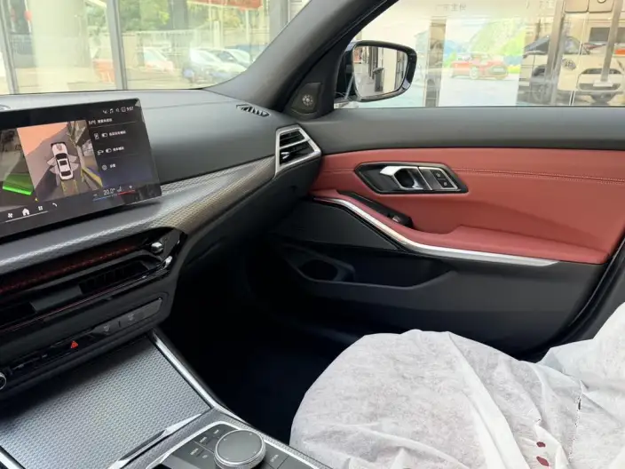 BMW 3 Series 2026 Model 330i M Sports Night Set – фото 7