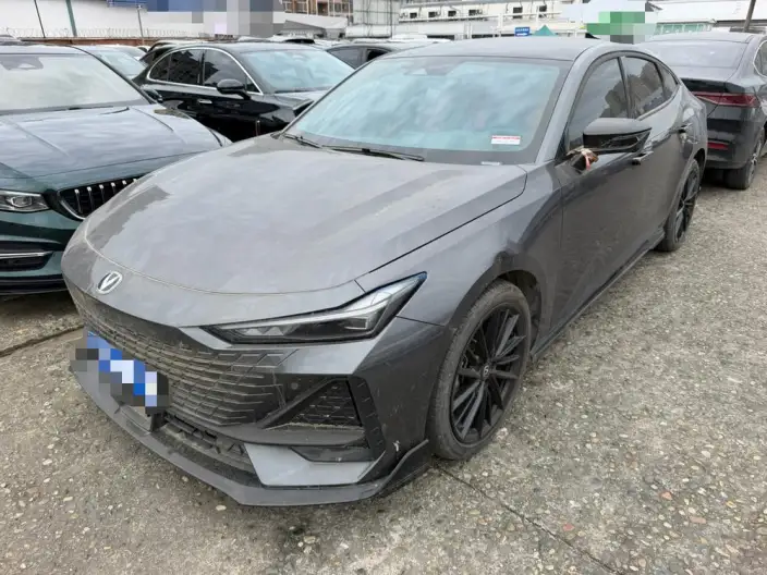 Changan UNI-V 2023 Model 1.5T Sports Edition – фото 1