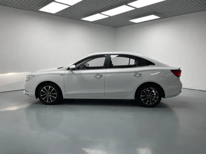 Roewe i5 2020 Model 1.5L Manual 4G Connected Luxury Ultimate Edition – фото 4