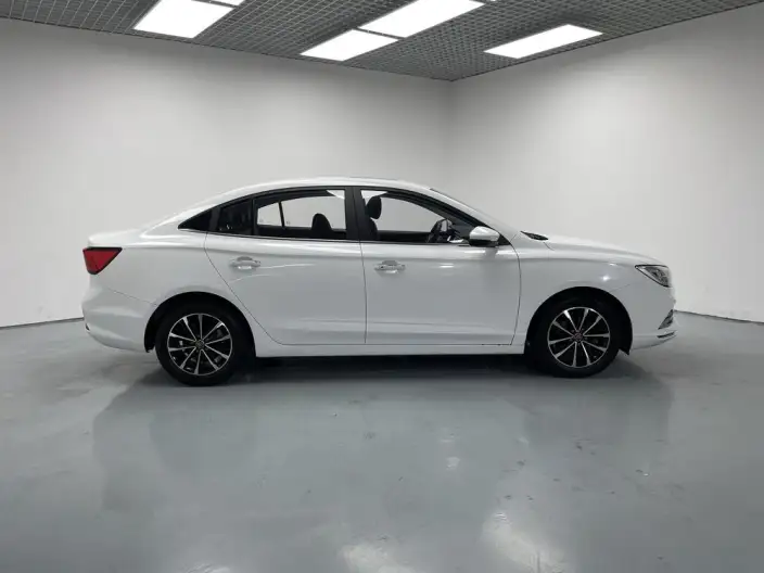 Roewe i5 2020 Model 1.5L Manual 4G Connected Luxury Ultimate Edition – фото 8