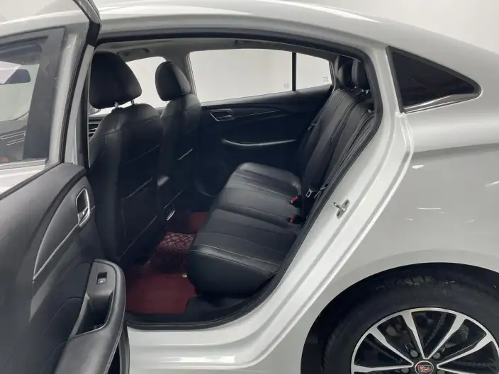 Roewe i5 2020 Model 1.5L Manual 4G Connected Luxury Ultimate Edition – фото 18