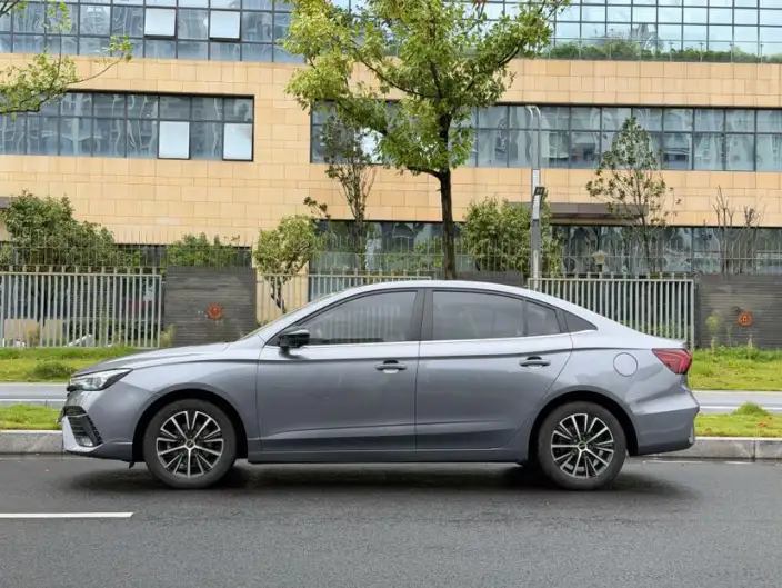 Roewe i5 2021 Model 1.5L CVT Platinum edition – фото 4