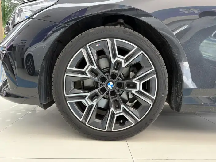 BMW 5 Series 2026 Model 530Li Exclusive Model M Sports Set – фото 15