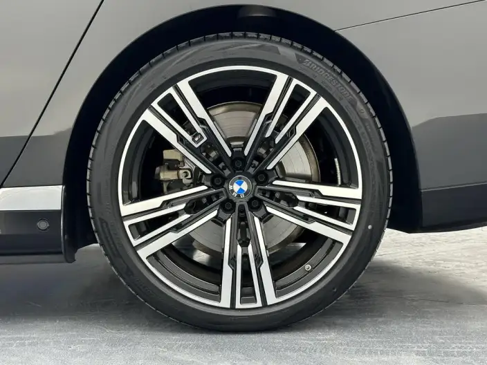 BMW i7 2023 Model eDrive50L Exclusive Model M Sports Set – фото 9