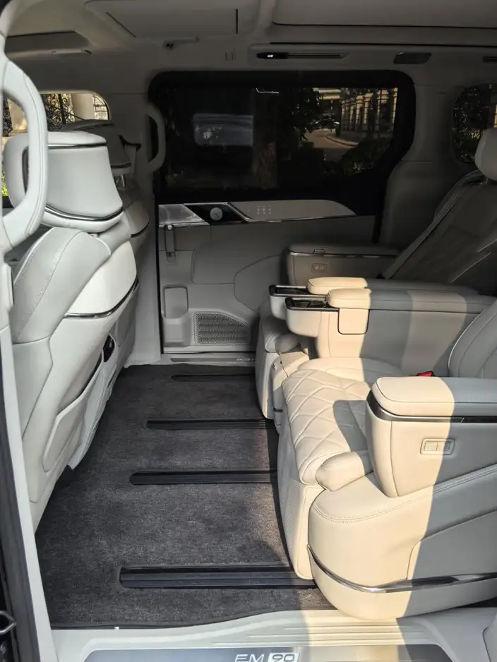 Volvo EM90 2025 Model Ultra VI seat – фото 9