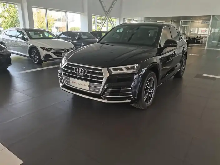 Audi Q5L 2020 Model 45 TFSI Exclusive Fashion Model – фото 1