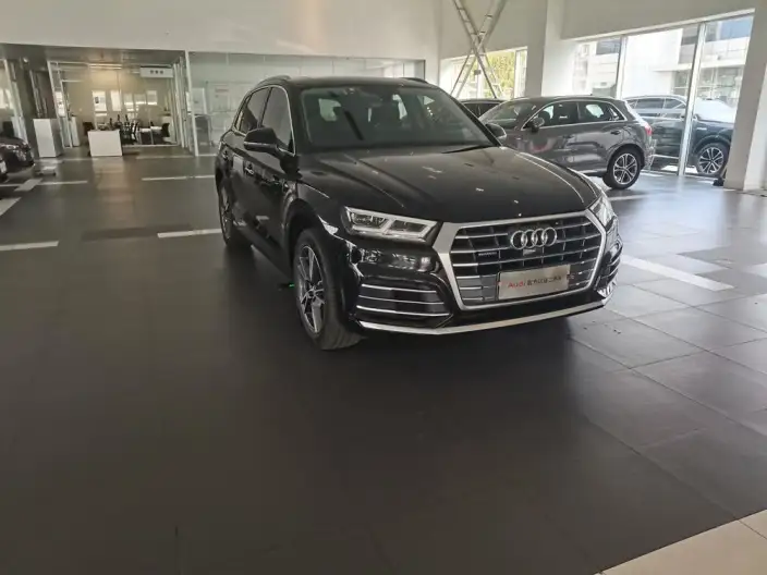 Audi Q5L 2020 Model 45 TFSI Exclusive Fashion Model – фото 3