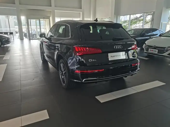 Audi Q5L 2020 Model 45 TFSI Exclusive Fashion Model – фото 4