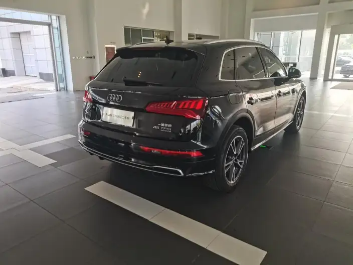 Audi Q5L 2020 Model 45 TFSI Exclusive Fashion Model – фото 6