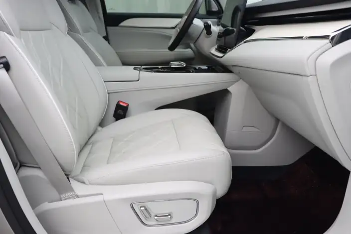 Volvo EM90 2025 Model Ultra VI seat – фото 9