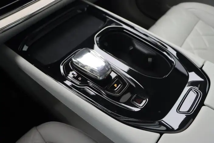 Volvo EM90 2025 Model Ultra VI seat – фото 16