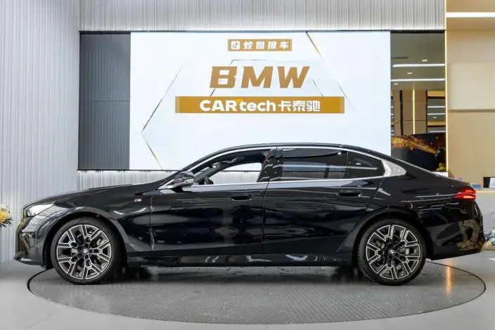 BMW 5 Series 2024 Model 530Li Exclusive Model M Sports Set – фото 3