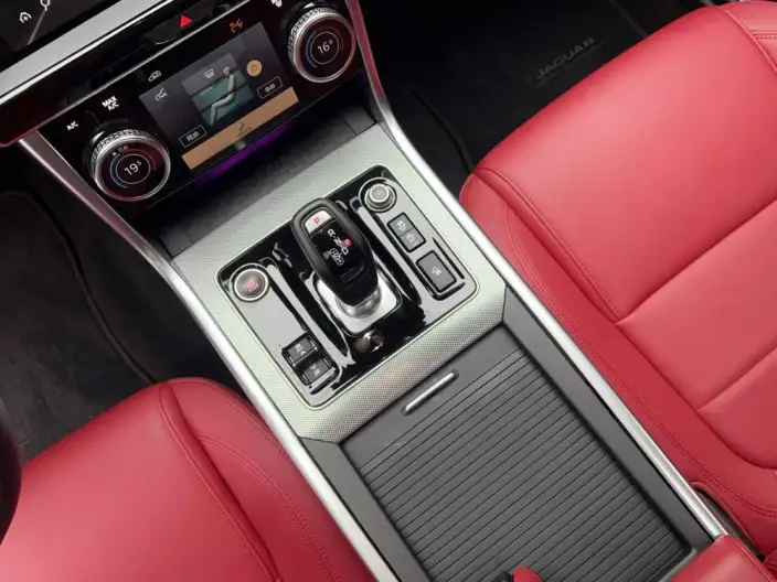 Jaguar XE L 2025 Model 2.0T 250PS R-DYNAMIC 90th Anniversary Collector Edition Edition – фото 17