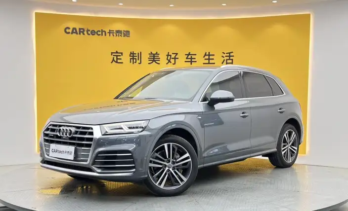 Audi Q5L 2020 Model 45 TFSI Exclusive Fashion Model – фото 1
